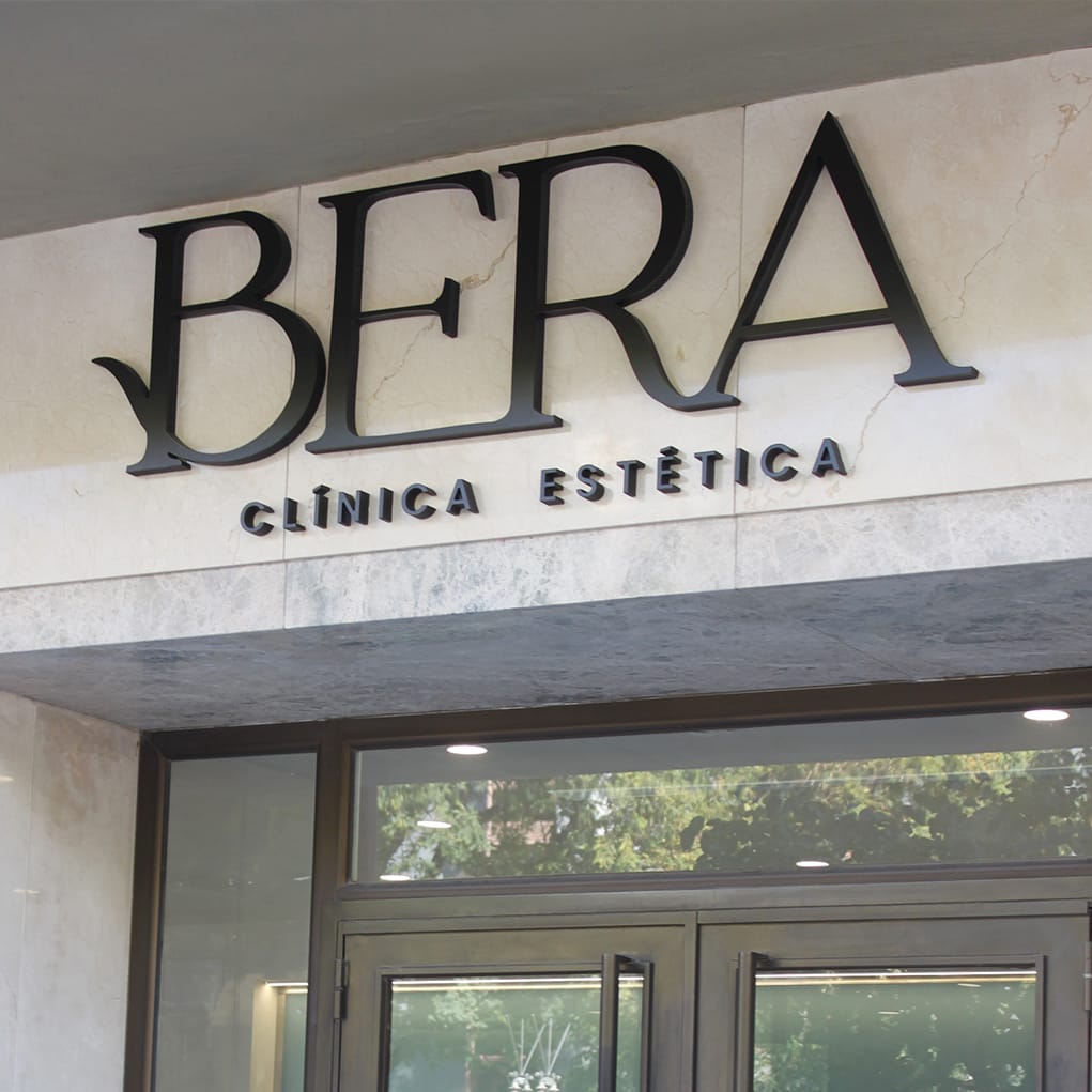 Fachada de Clínica Bera en la Avenida San Francisco Javier de Sevilla