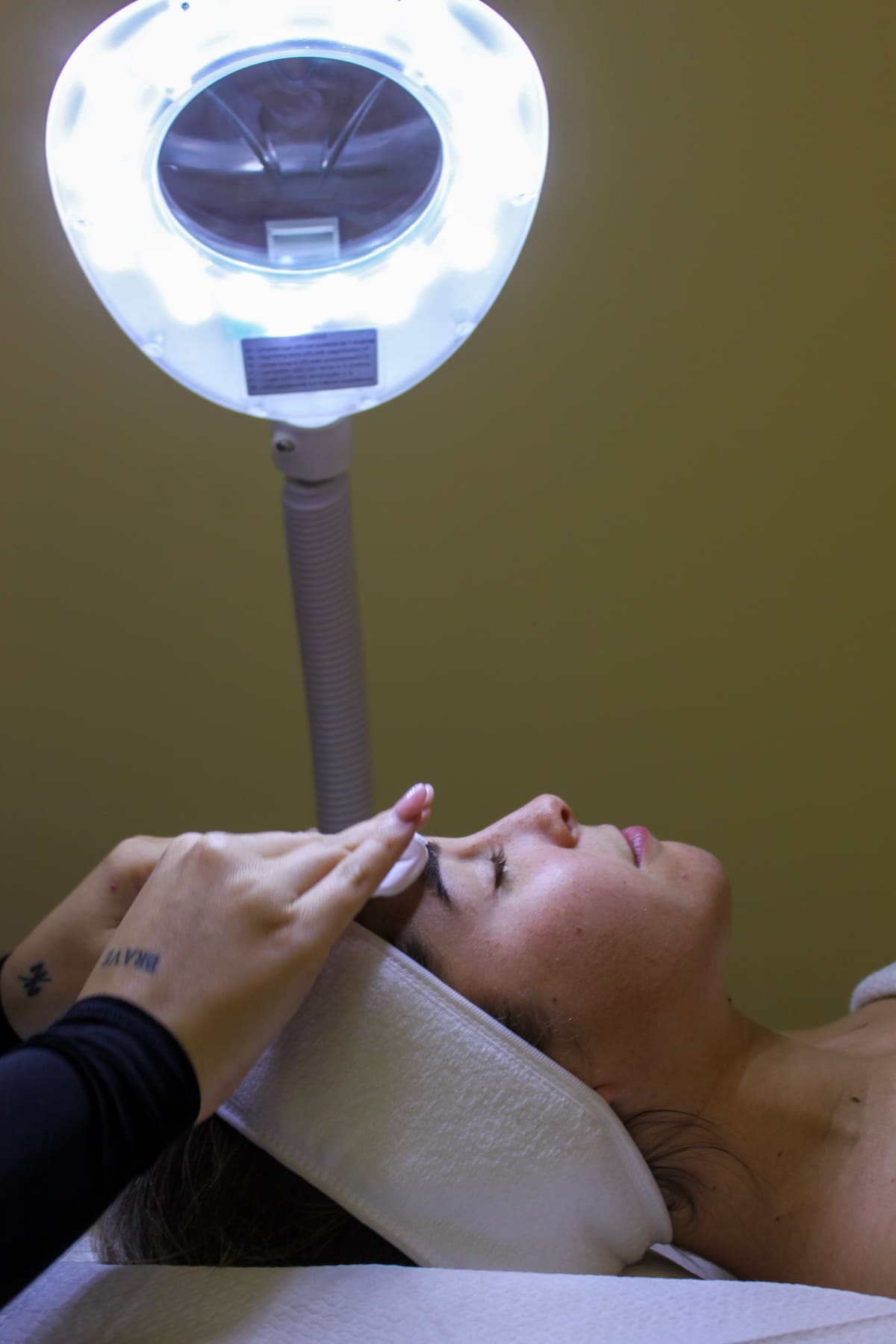 Higiene facial en una cabina de Clínica Bera