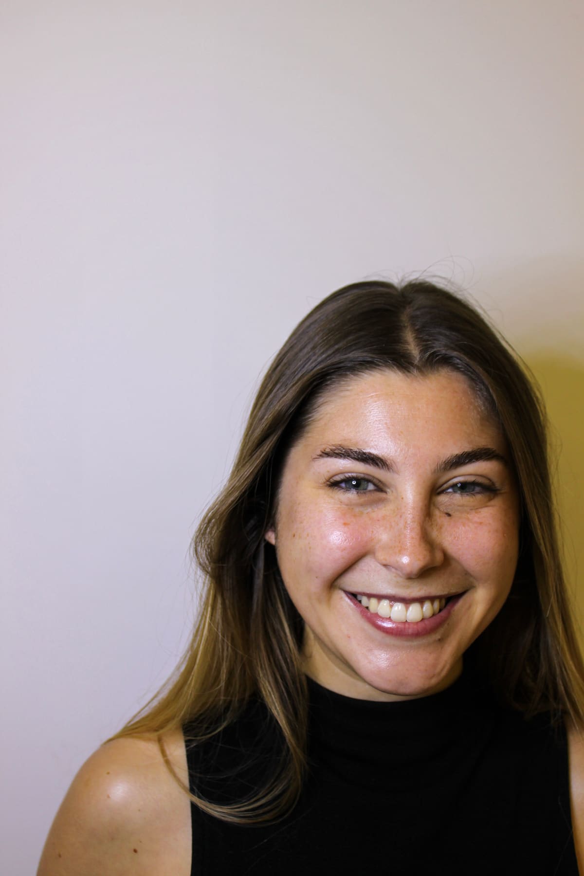 Paciente sonriente con la piel luminosa tras una higiene facial