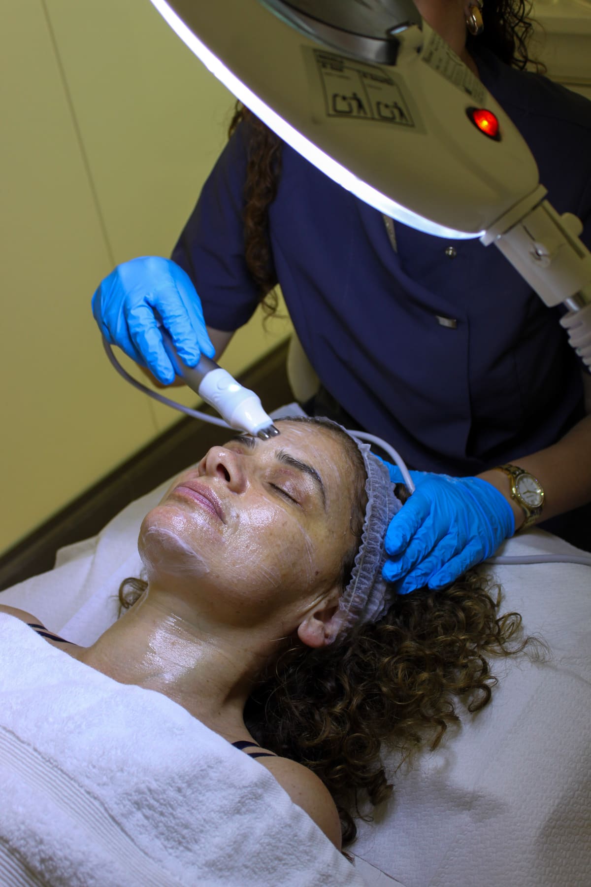 Sesión de radiofrecuencia facial en una cabina de Clínica Bera
